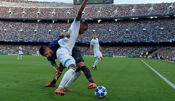 Luis Suarez im Zweikampf mit Pablo Rosario.