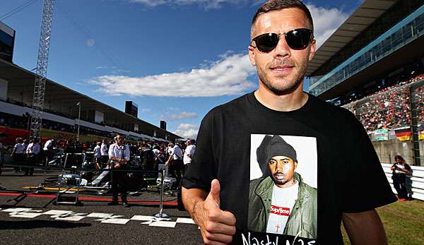 Lukas Podolski provoziert die Fans von Fortuna Düsseldorf im Streit um Werbeplakate.