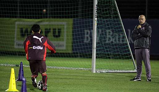 Christian Gross (r.) will mit dem VfB in das Achtelfinale einziehen