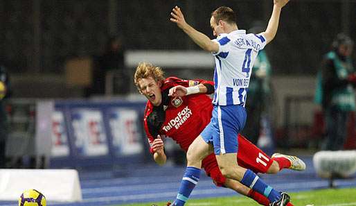 Stefan Kießling (l.) wird von Herthas Steve von Bergen zu Fall gebracht