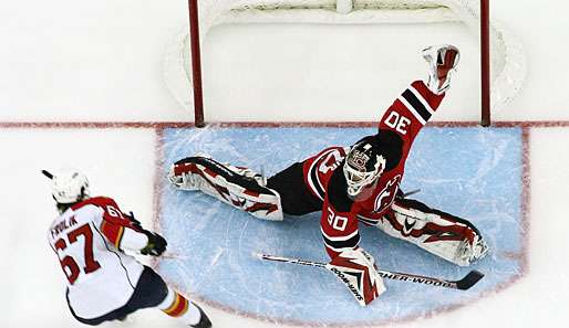 Michael Frolik (l.) von den Florida Panthers taf beim 4:2-Sieg über die New Jersey Devils
