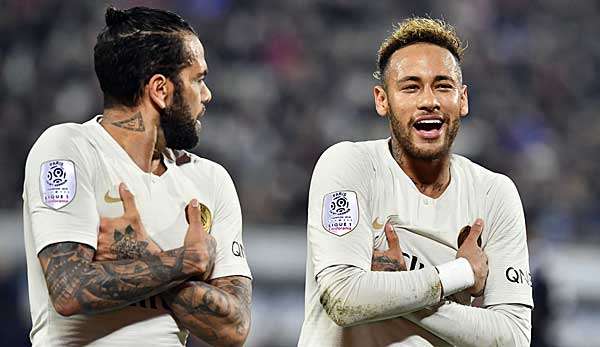 Kamen im gleichen Sommer 2017 zu Paris Saint-Germain und sind auch in der brasilianischen Nationalmannschaft Teamkollegen: Dani Alves (links) und Neymar (rechts).