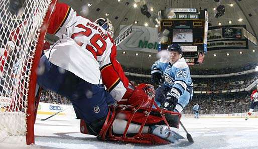 Ruslan Fedotenko (r.) traf beim Overtime-Sieg der Pens gegen die Florida Panthers