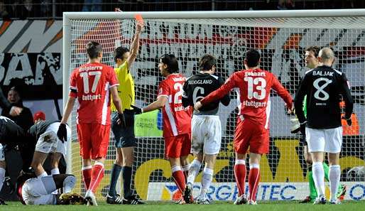 Schiri Stark zeigt Lehmann (verdeckt) nach dessen Tätlichkeit gegen Bance (l., am Boden) Rot