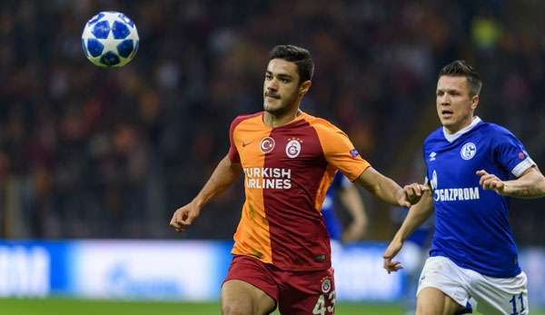 Ozan Kabak (l.) lief in dieser Saison in der Champions League für Galatasaray gegen Schalke 04 auf.