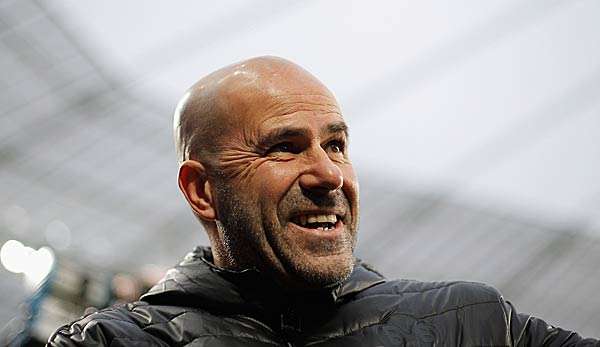 Peter Bosz feiert sein mit Leverkusen sein Pflichtspiel-Debüt. 