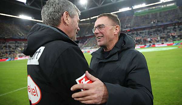 Friedhelm Funkel und Ralf Rangnick begrüßen sich vor dem Spiel am Sonntagabend.