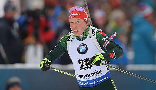 Laura Dahlmeier stürmt in der Verfolgung über 10 km auf Platz zwei.
