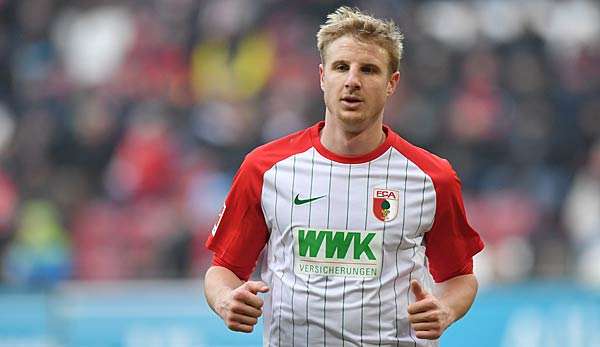 Der FC Augsburg hat Martin Hinteregger nach seiner Kritik an Trainer Manuel Baum mit einer hohen Geldstrafe und Einzeltraining belegt. 