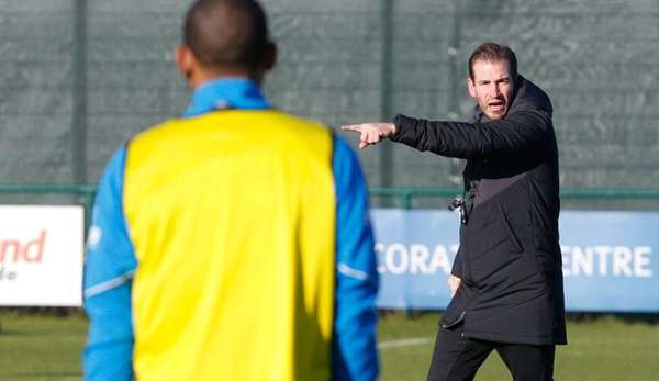 Jan Siewer (r.) leitet das Training von Huddersfield Town.