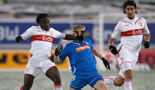 Zwischen Stuttgart (Arthur Boka, l.) und Hoffenheim (Andreas Ibertsberger) ging es zur Sache