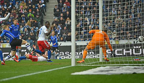 Der Hamburger SV bleibt trotz Niederlage gegen Bielefeld Tabellenführer der 2. Liga.