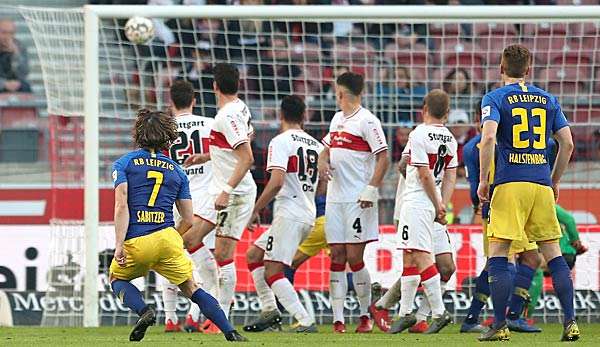 Marcel Sabitzer bringt RB Leipzig mit einem wunderschönen Freistoß in Front.