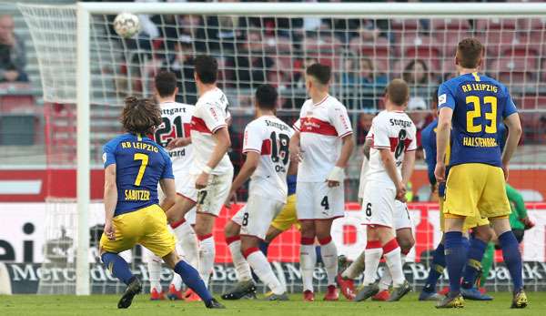 Marcel Sabitzer verwandelt den Freistoß zum 2:1 für Leipzig.