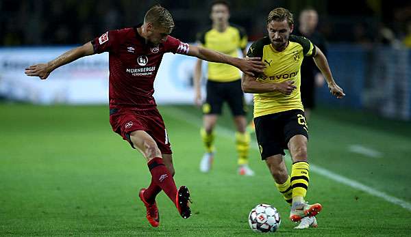 Nürnberg-Kapitän Behrens im Zweikampf mit Marcel Schmelzer. 