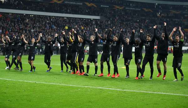 Nach dem Spiel bedankten sich die Eintracht-Spieler bei den Fans in der Kurve.