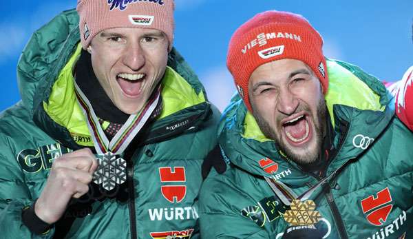 Karl Geiger (l.) und Markus Eisenbichler feiern ihren Doppelsieg in Innsbruck.