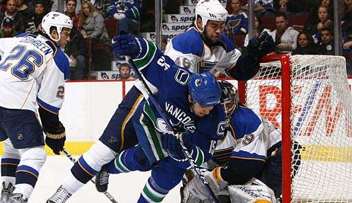 Viel Verkehr vor dem Tor von Ty Conklin. Hier stört Roman Polak (46) Tanner Glass entscheidend