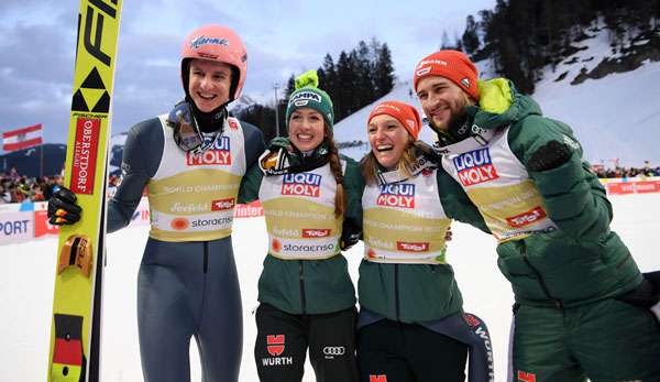 Die Weltmeister im Mixed: Karl Geiger, Juliane Seyfarth, Katharina Althaus und Markus Eisenbichler (v.l.).
