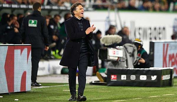 Der Trainer von VFL Wolfsburg Bruno Labbadia erhält Zuspruch von Stefan Effenberg.