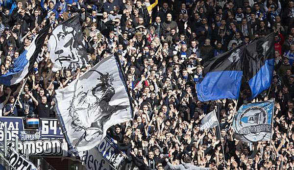 Ein Fußball-Fan aus Detmold ist bei einem Zugunfall lebensgefährlich verletzt worden.