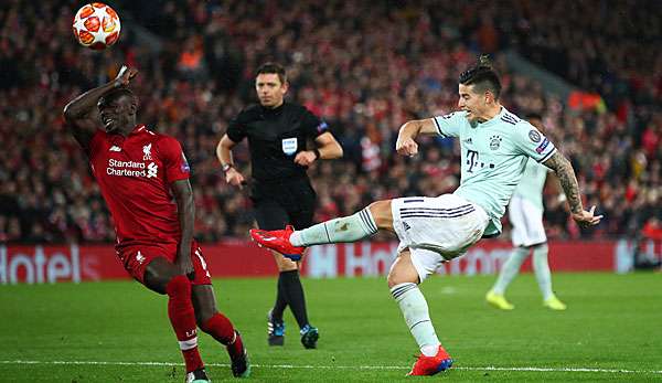 James Rodriguez im Duell mit Sadio Mane.