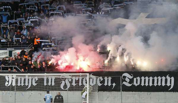 Die Fans des Chemnitzer FC gedachten dem verstorbenen, mutmaßlich rechtsradikalen Chemnitz-Fan Thomas Haller.