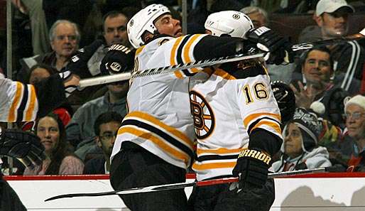 Freude über den Sieg gegen Atlanta: Marco Sturm (r.) und die Boston Bruins