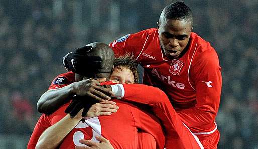 Die Spieler von Twente Enschede freuen sich über das Weiterkommen im Pokal