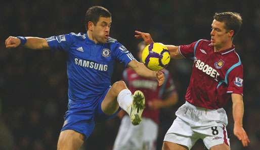 Joe Cole (l.) hat mit dem FC Chelsea vier Punkte Vorsprung auf Verfolger Manchester United