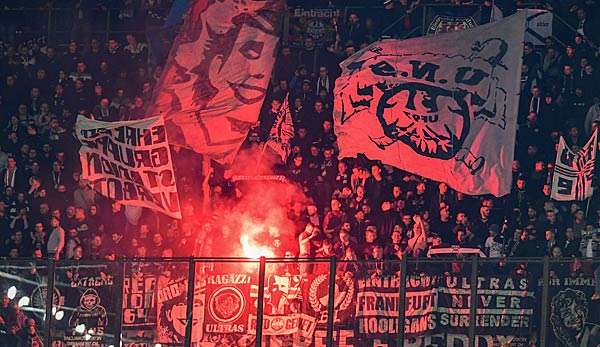 Die Fans von Eintracht Frankfurt brannten gegen Inter Mailand erneut Pyrotechnik ab.