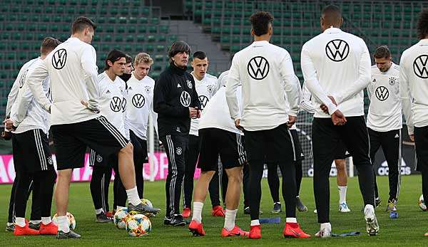 Im Kreis der "neuen" Nationalmannschaft: Bundestrainer Löw will eine neue Zeitrechnung einläuten.