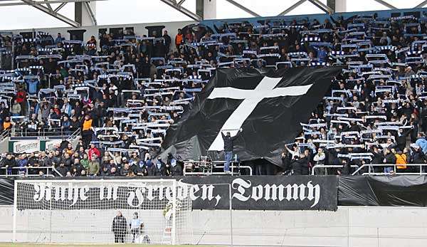 Trauerbekundungen für einen bekennenden Neonazi: Die Fans des Chemnitzer FC sorgten vor zwei Wochen für einen handfesten Skandal.