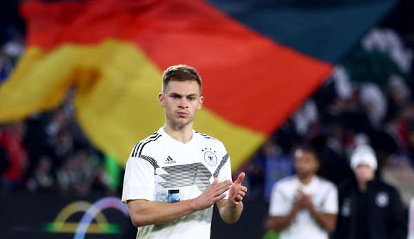 Joshua Kimmich bedankt sich nach dem Spiel bei den Zuschauern für die Unterstützung.