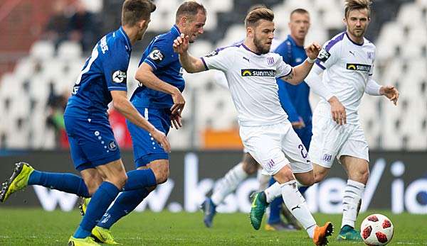 VfL-Mittelfeldspieler David Blacha (2. Spieler von links) ist mit 7 gelben Karten der meistverwarnte Spieler auf Seiten des VfL Osnabrück.