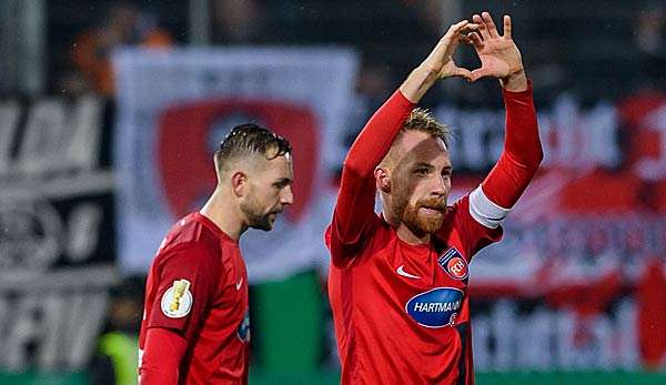 Marc Schnatterer vom 1. FC Heidenheim feiert ein Tor.