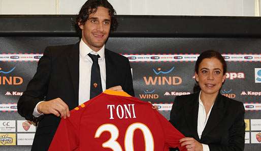 Stolz präsentiert Präsidentin Rosella Sensi die neue Nr. 30 der Roma, Luca Toni 