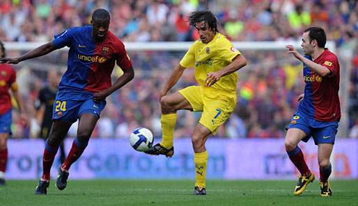 Robert Pires (M.) will mit einem Dreier im Camp Nou den Anschluss an die internationalen Plätze