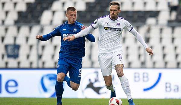 Osnabrücks Maurice Trapp im Duell mit dem Top-Torjäger der 3. Liga Marvin Pourie.