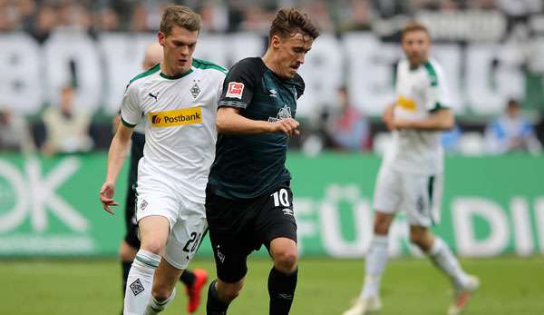 Max Kruse im Duell mit Matthias Ginter.