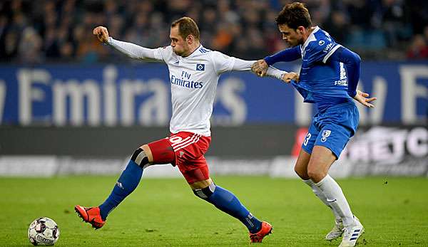Dennis Erdmann (r.) kaute auf einer HSV-Flagge herum.