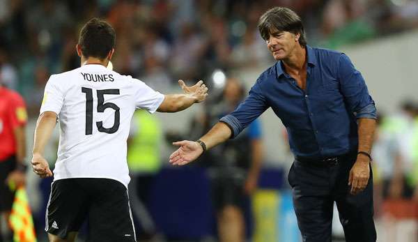 Amin Younes (l.) verteidigt Joachim Löw.