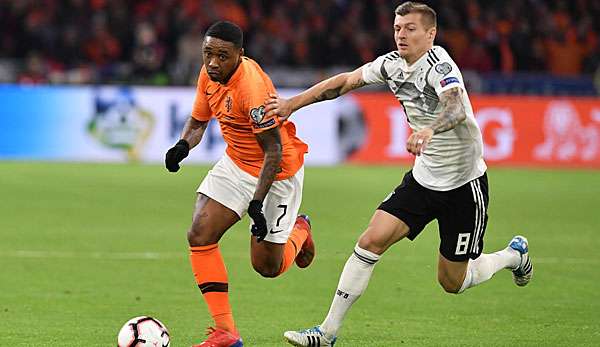 Steven Bergwijn im Duell mit Toni Kroos.