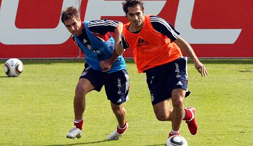 Philipp Lahm, hier im Zweikampf mit Hamit Altintop im Bayern-Trainingslager in Dubai