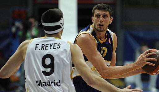 Oldenburgs Milan Majstorovic (r.) gegen Reals Felipe Reyes