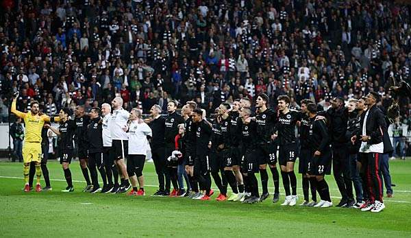 Eintracht Frankfurt bezwang Benfica Lissabon im eigenen Stadion mit 2:0 und ließ sich von den eigenen Fans feiern.