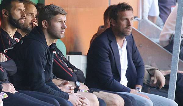 Thomas Hitzlsperger rückt von Trainer Markus Weinzierl ab.
