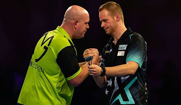 Michael van Gerwen (li.) und Max Hopp (re.) im Rahmen der 2019 des William Hill World Darts Championship 2019. Beim laufenden German Darts Grand Prix ist es erst im Endspiel ein niederländisch-deutsches Direkt-Duell möglich.