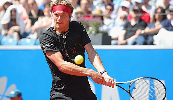 Alexander Zverev schlägt bei den BMW Open 2019 auf.
