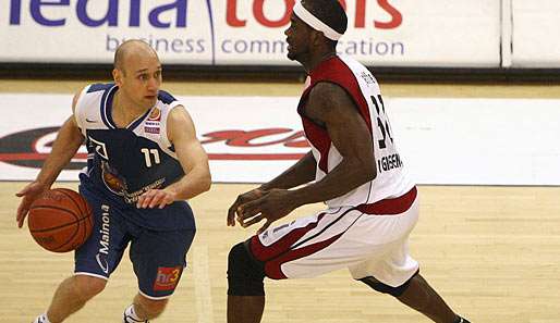 Frankfurts Pascal Roller (l.) im Duell mit Giessens Maurice Jeffers (r.)